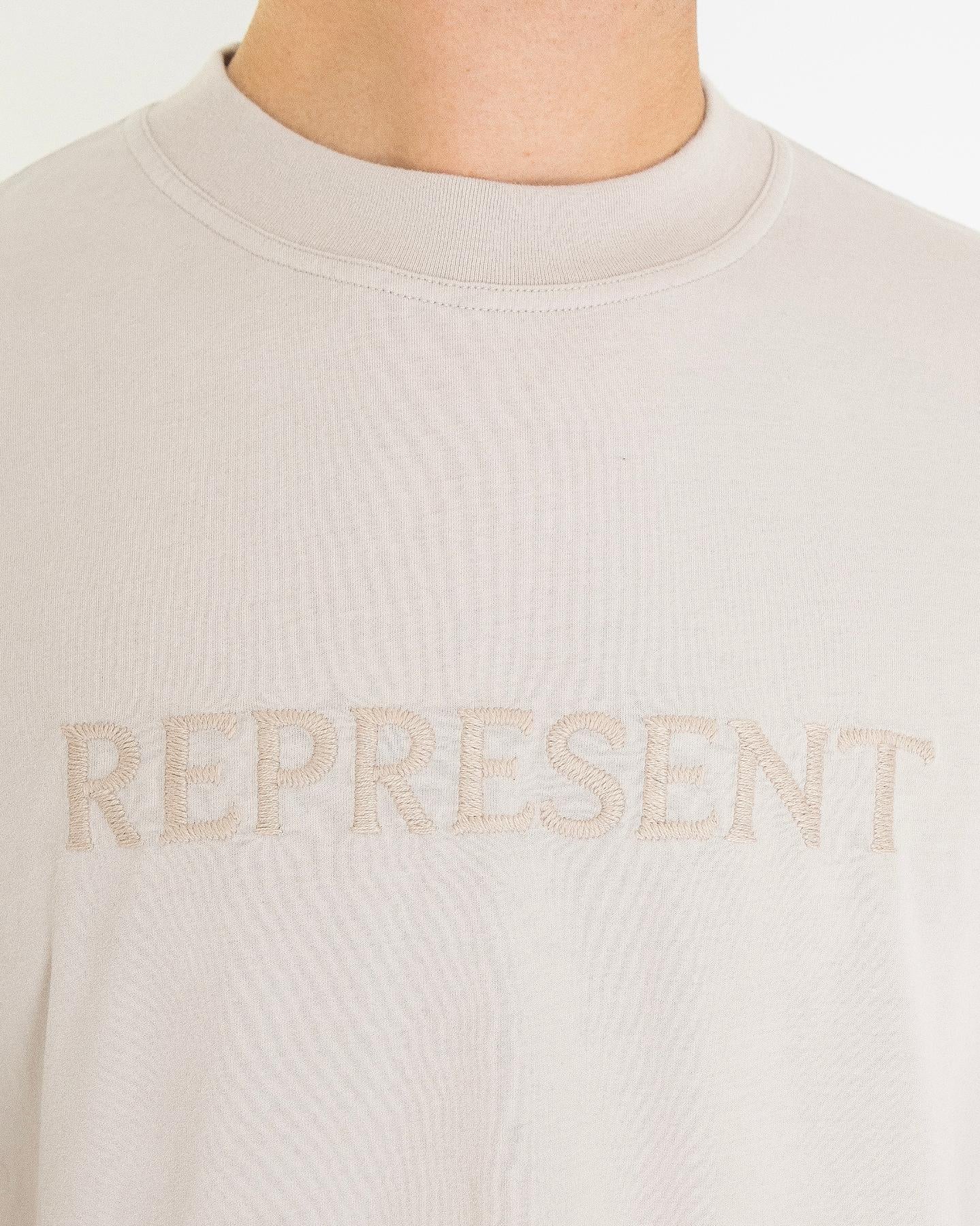 Heren Embroidered Serif TShirt Grijs
