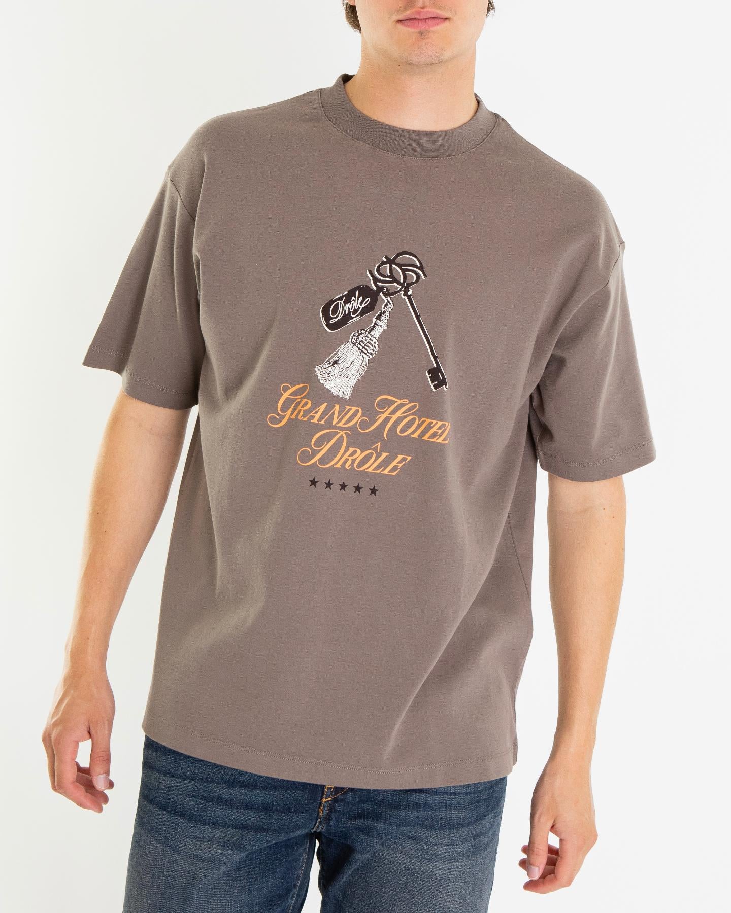 Heren Le Grand Hôtel T-Shirt Bruin